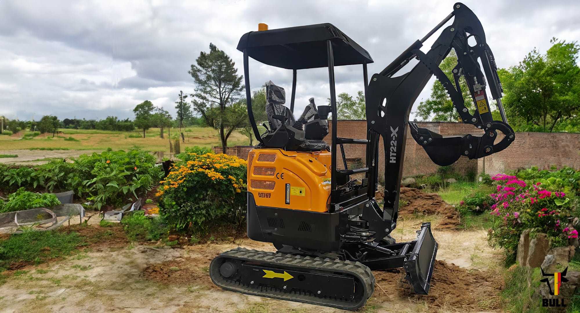 Mini-pelle BULL HT18-X sur jardin, terrain