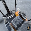 Mini-pelle BULL HT-18-X - Commandes joysticks et pédales opérateur